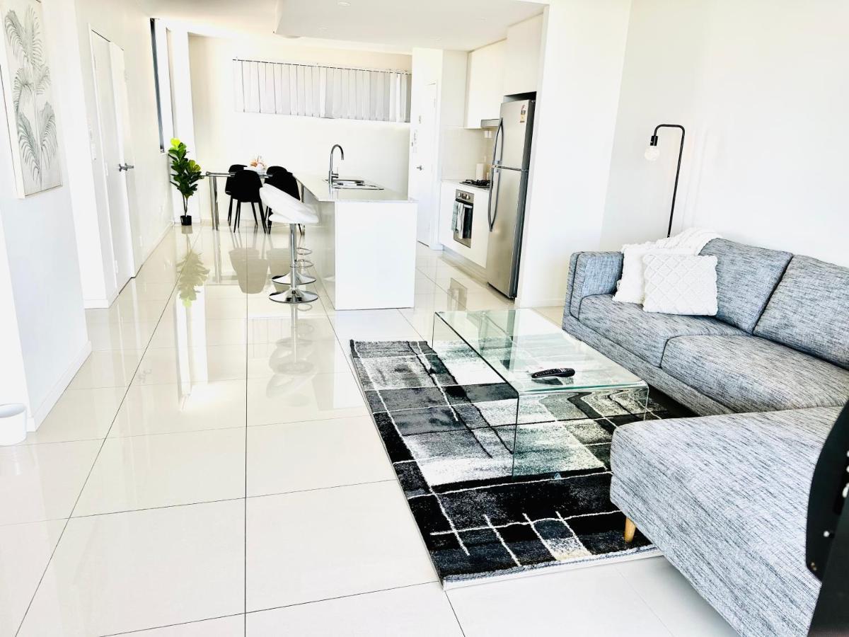 Modern 2 Bedroom & 2 Bathroom Apartment With Stunning Sydney Cbd & Skyline Views! Liverpool Esterno foto