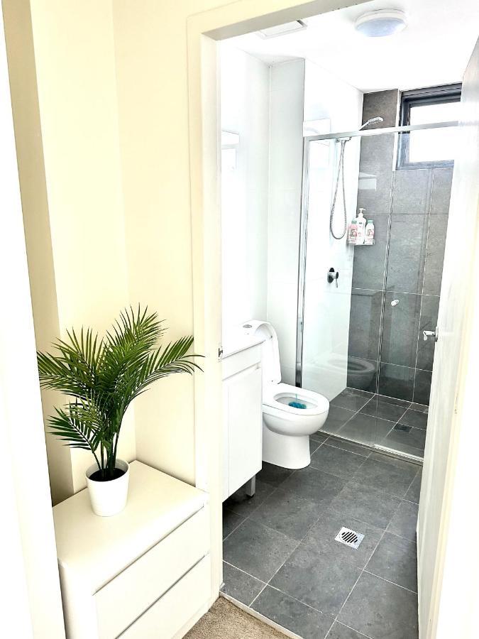 Modern 2 Bedroom & 2 Bathroom Apartment With Stunning Sydney Cbd & Skyline Views! Liverpool Esterno foto