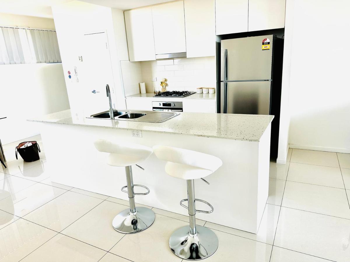 Modern 2 Bedroom & 2 Bathroom Apartment With Stunning Sydney Cbd & Skyline Views! Liverpool Esterno foto