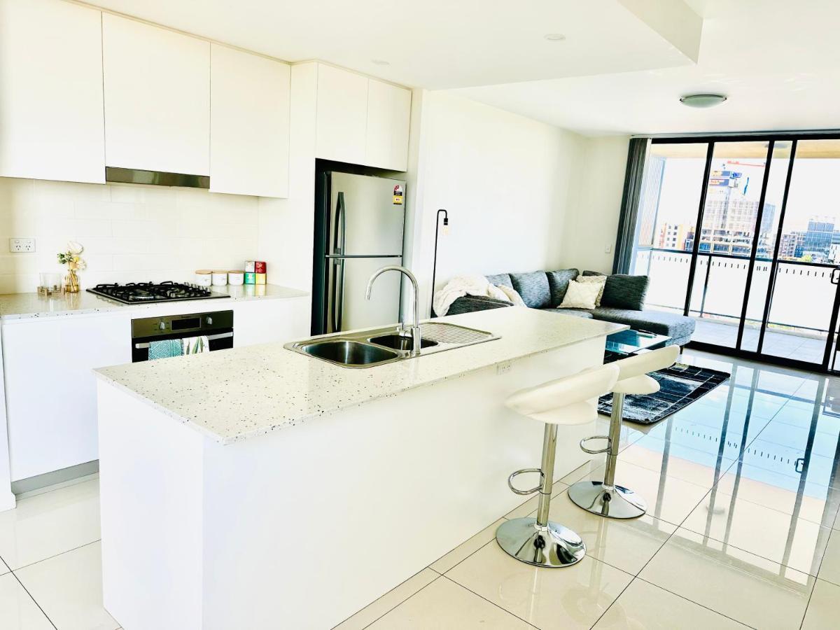 Modern 2 Bedroom & 2 Bathroom Apartment With Stunning Sydney Cbd & Skyline Views! Liverpool Esterno foto