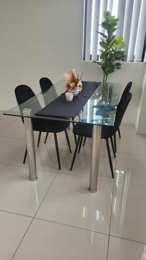 Modern 2 Bedroom & 2 Bathroom Apartment With Stunning Sydney Cbd & Skyline Views! Liverpool Esterno foto